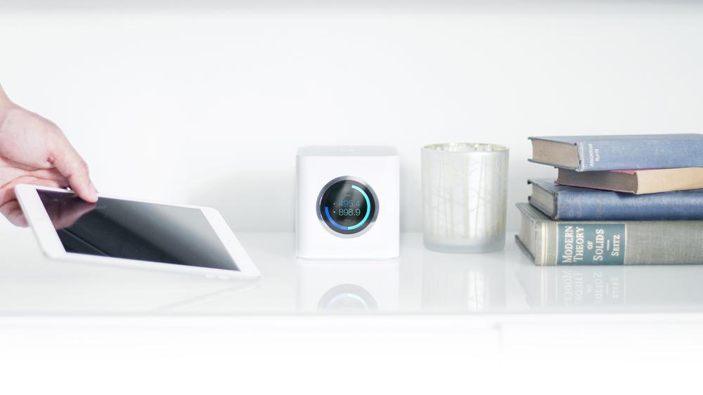 AmpliFi HD Mesh Router 4 AmpliFi HD Mesh Router with tablet